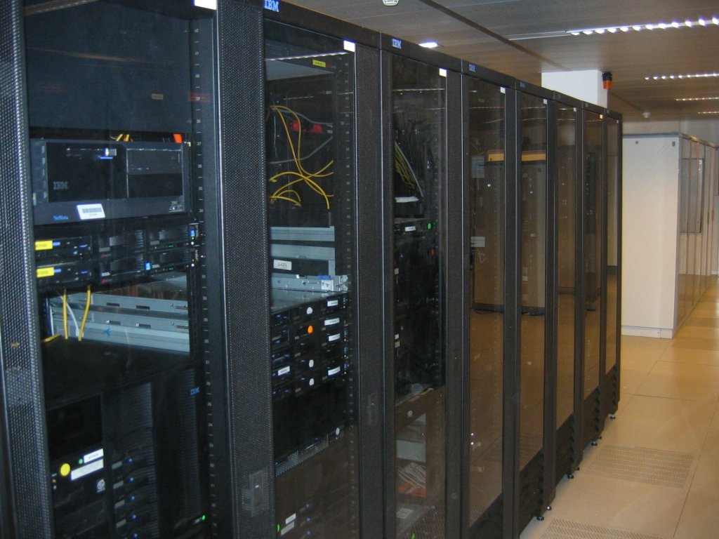 Data center com servidores e infraestrutura de tecnologia